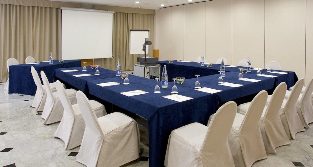 Nh Ciutat De Reus Hotel Bagian luar foto