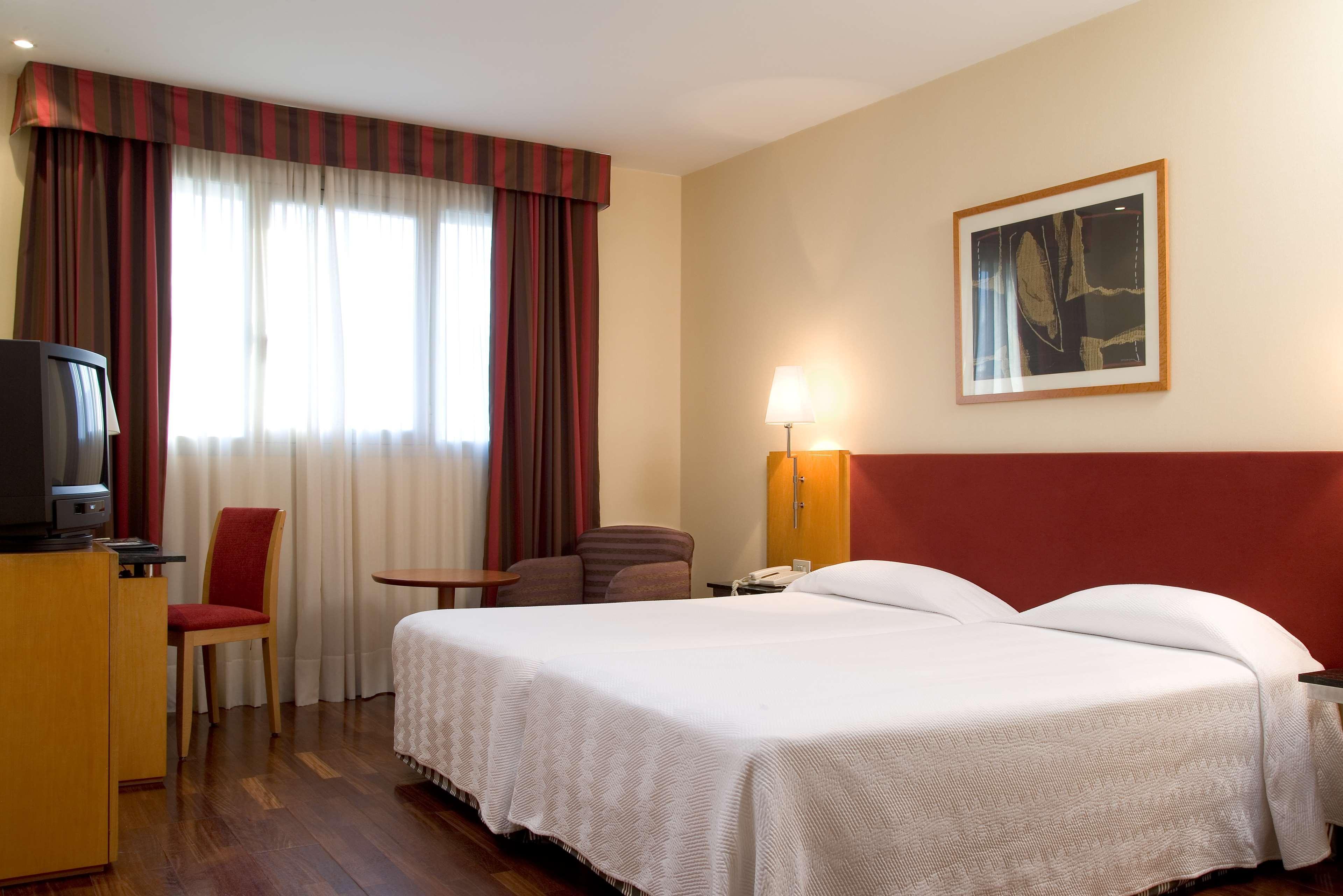 Nh Ciutat De Reus Hotel Bagian luar foto