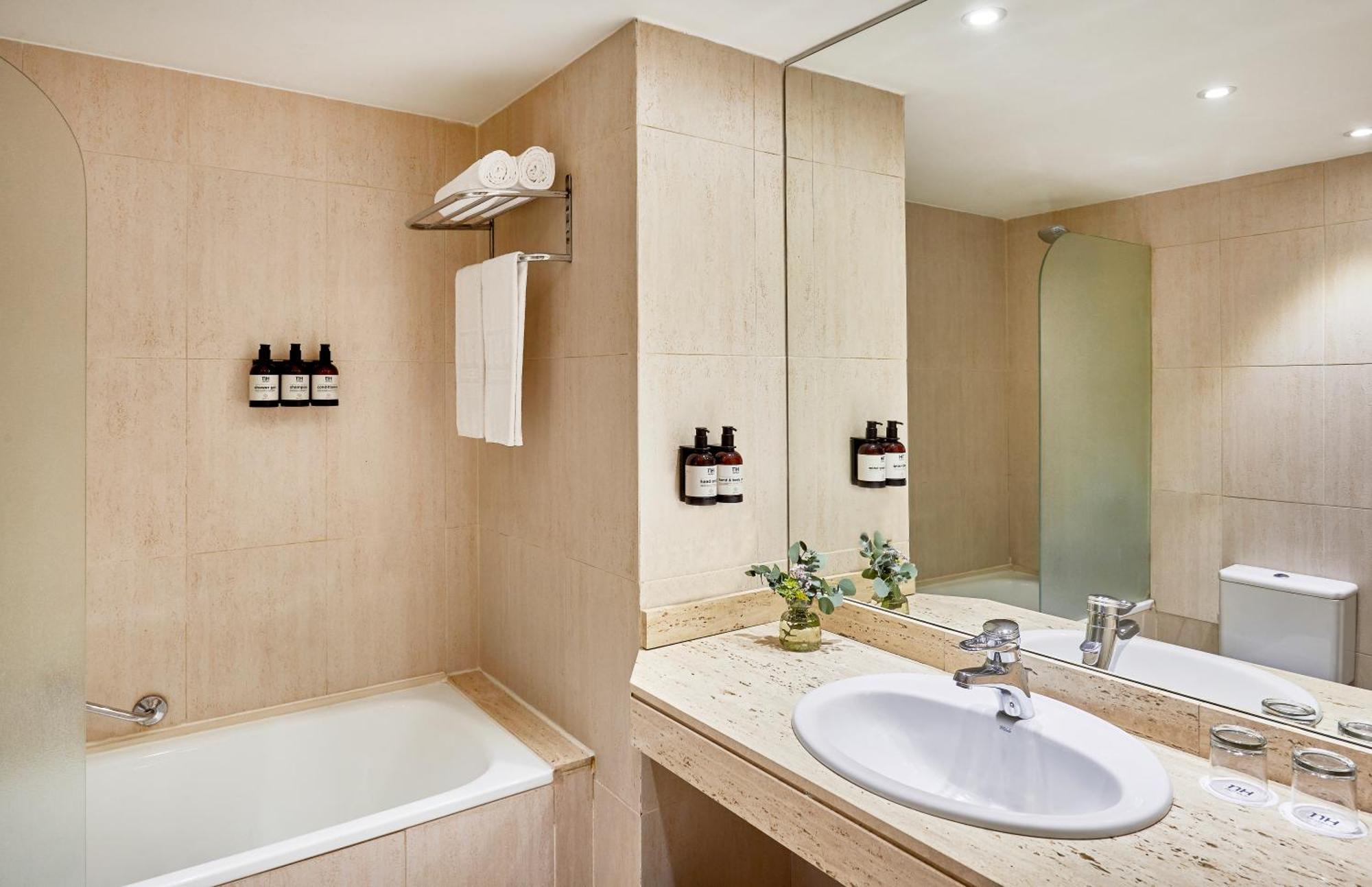 Nh Ciutat De Reus Hotel Bagian luar foto