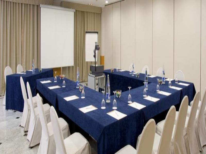 Nh Ciutat De Reus Hotel Bagian luar foto